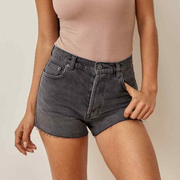 Reformation Charlie High Rise Button Fly Raw Hem Denim Short Havana Grey Wash 26 - Picture 1 of 12